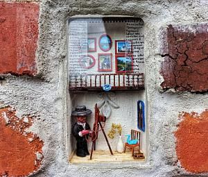 Миниатюры в стенах