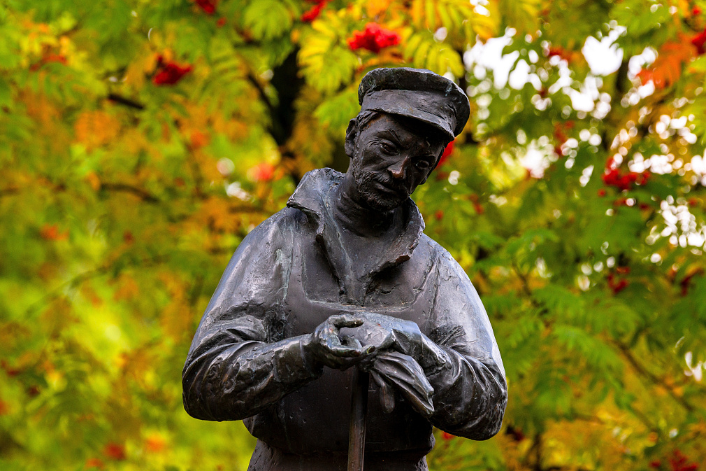 Памятник дворнику